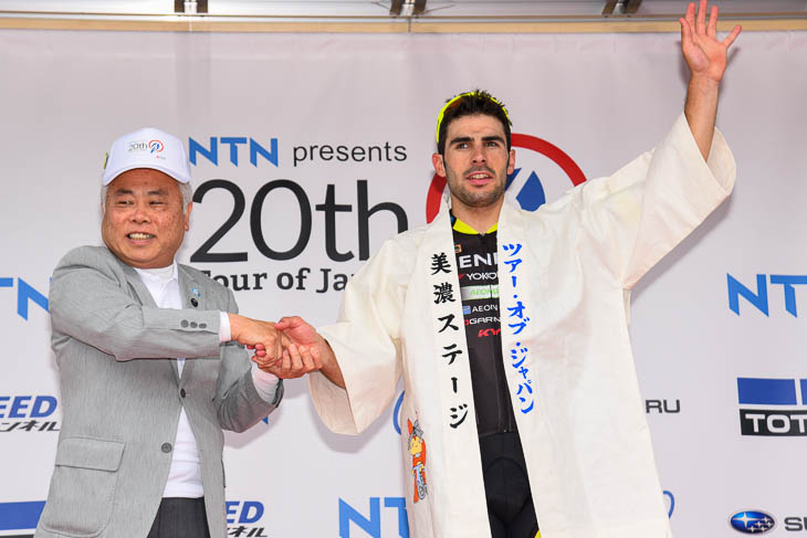 ステージ優勝のジョン・アベラストゥリ(チーム右京)美濃の特産品である和紙で作ったはっぴを着る