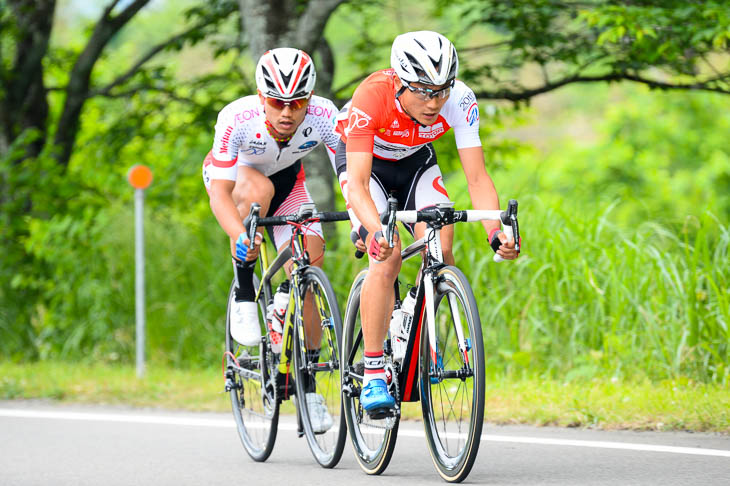 リアルスタート直後に飛び出した初山翔（ブリヂストンアンカーサイクリングチーム）と孫崎大樹（日本ナショナルチーム）