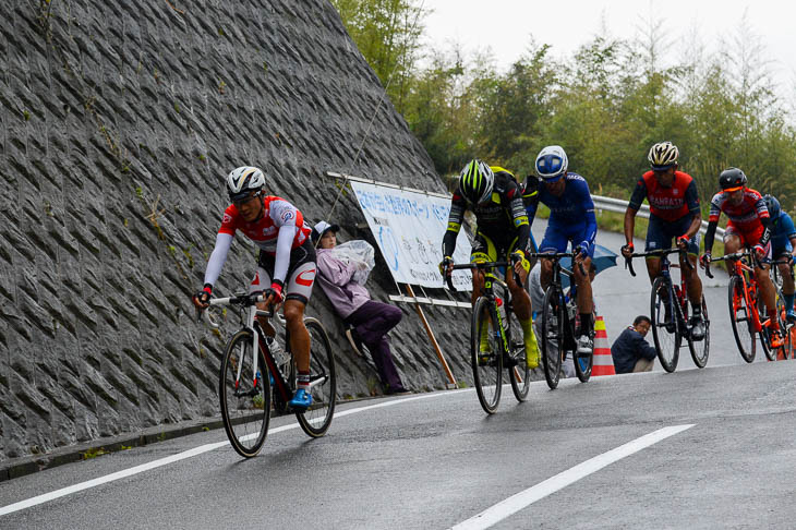 2回目の山岳賞を首位通過する初山翔（ブリヂストンアンカー）