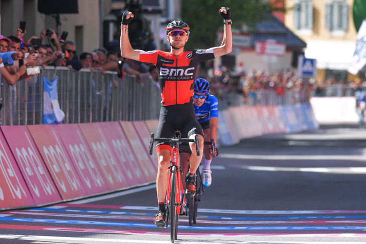 ランダとのスプリント一騎打ちに勝利したティージェイ・ヴァンガーデレン(アメリカ、BMCレーシング)