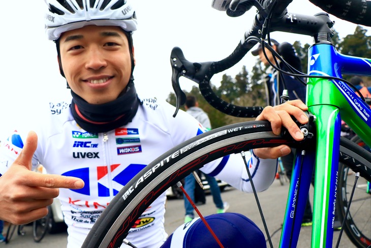実際にレースでもASPITE PRO WET×クリンチャーホイールの組み合わせを使うことがあるという椿大志選手(キナンサイクリングチーム)