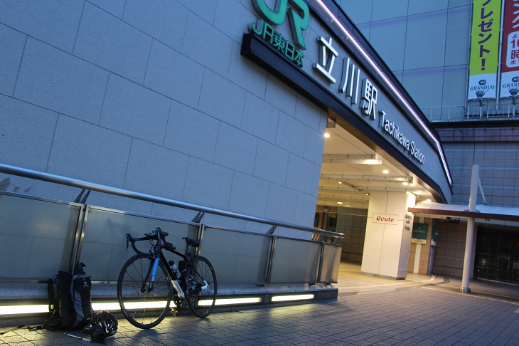 早朝の立川駅で輪行開始（私の最寄り駅はもっと東の方です）