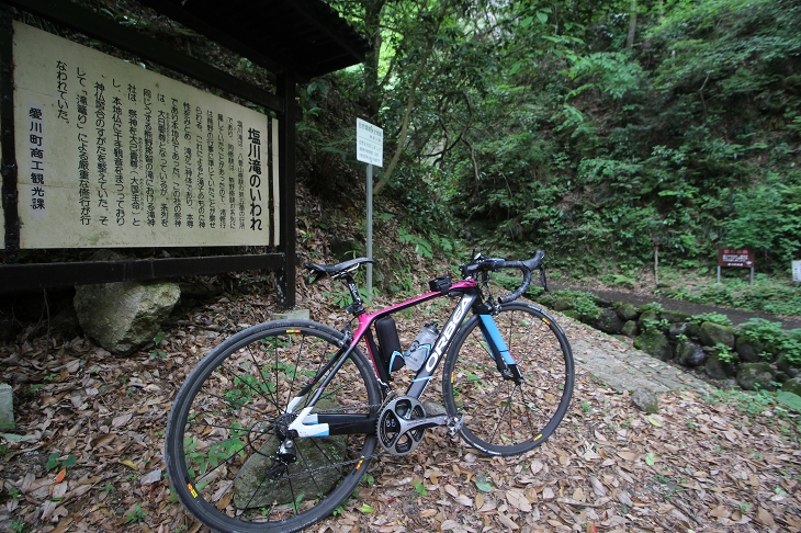 自転車をとめて一分ほど歩く必要がある