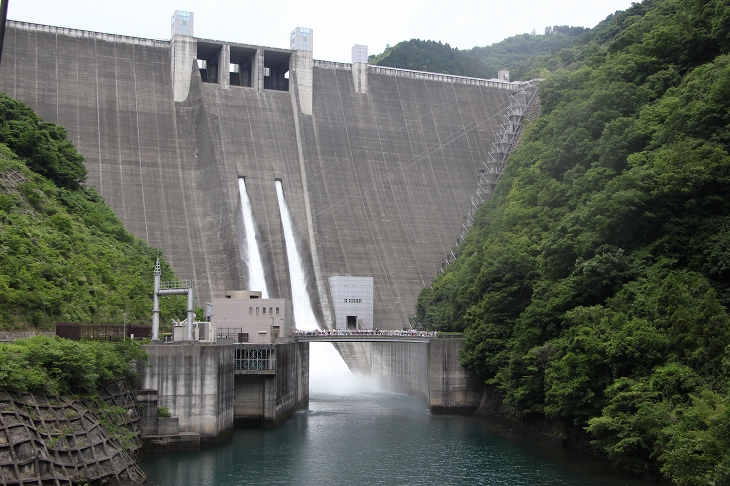 ド迫力の観光放流