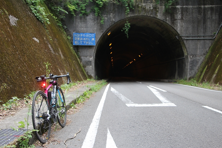 トンネルの手前ではライトを点灯しよう。断続的にトンネルが現れ、暗く長い箇所もある