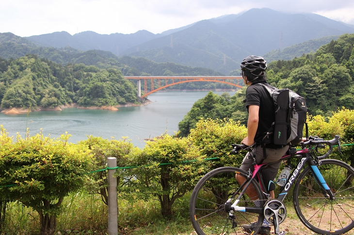 遠くに見えるのが「神奈川のレインボーブリッジ」こと虹の大橋