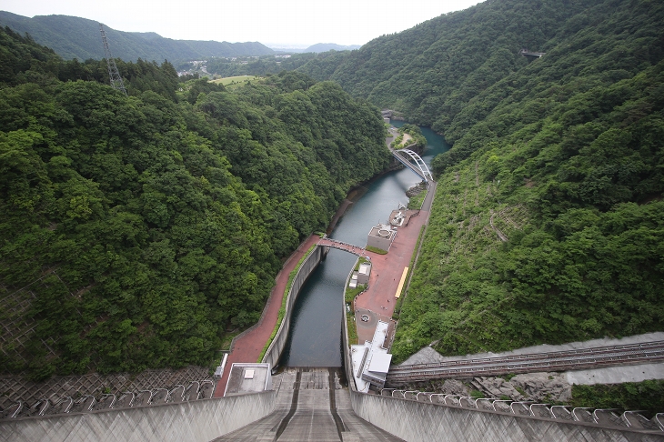 ダムの上から見下ろす この高低差を一気にエレベーターで移動できるのだ
