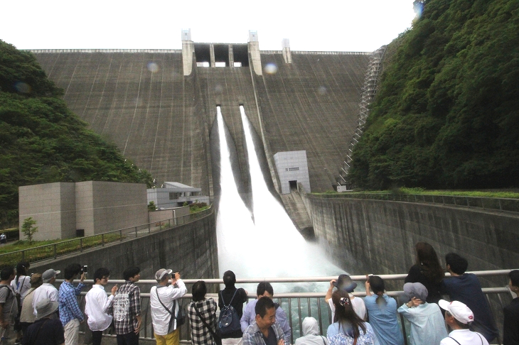2度目の観光放流にも多くの人が集まった 直下の橋は水しぶきがかかるほど