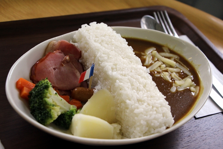 宮ケ瀬ダム名物、放流可能なダムカレー 国旗が刺さったソーセージを抜くとカレーが放流されるのだ