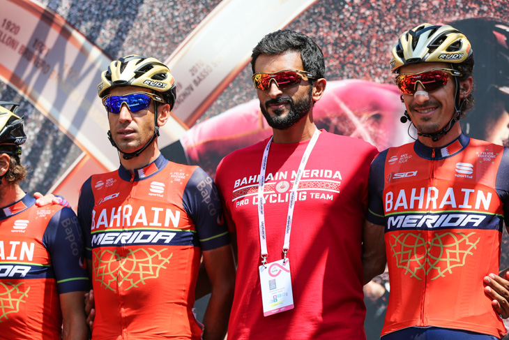 ヴィンチェンツォ・ニーバリ（イタリア、バーレーン・メリダ）とステージに上がるナセル・ビン・ハマド・アル・カリファ王子