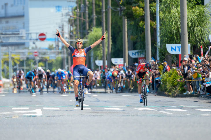 50mを残して勝利を確信したヨン・イラストルサ（バーレーン・メリダ）　阿部嵩之（宇都宮ブリッツェン）がハンドルを叩いて悔しがる