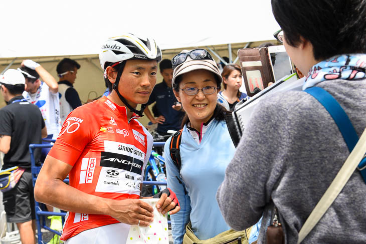 山岳賞の初山翔（ブリヂストンアンカーサイクリングチーム）は人気