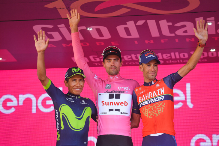 2017年表彰台 総合2位ナイロ・キンタナ(コロンビア、モビスター)、総合1位トム・デュムラン(オランダ、サンウェブ)、総合3位ヴィンチェンツォ・ニバリ(イタリア、バーレーン・メリダ)