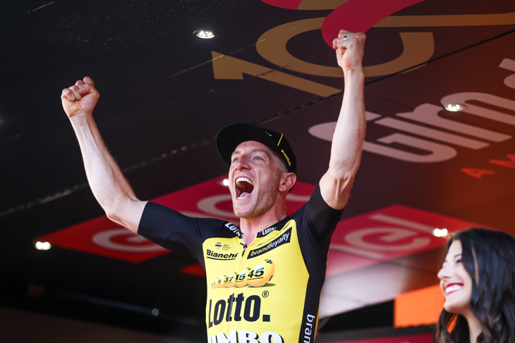 喜びを爆発させるヨス・ファンエムデン(オランダ、ロットNLユンボ)