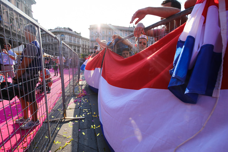 巨大なオランダ国旗が夕日を浴びる