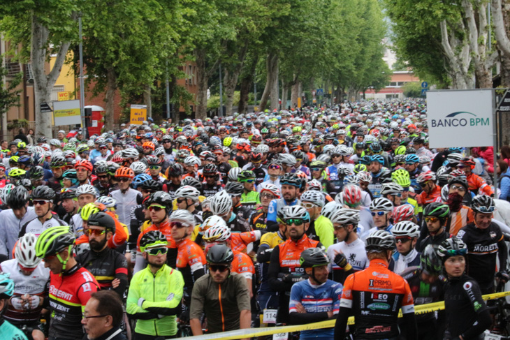 まだ薄暗いスタートに並んだのは4,100人ものサイクリストたち。最後尾までは見渡せない