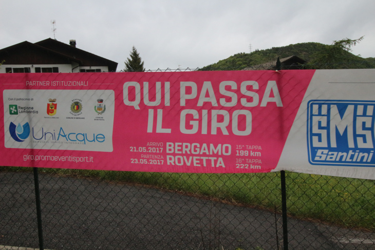 「Qui Passa IL GIRO（ジロがここを通る）」という横断幕があちこちに