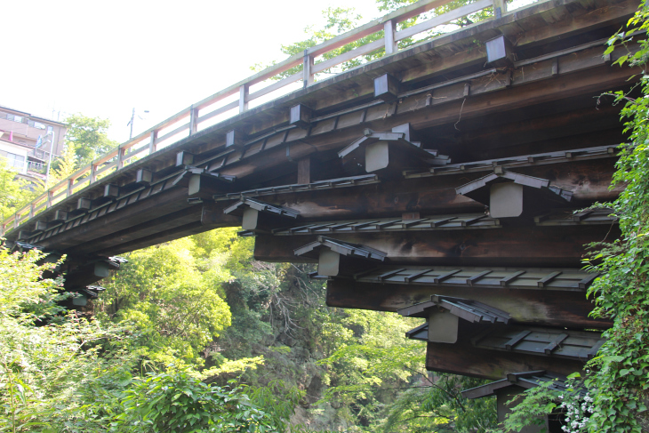 対岸に向かい木を伸ばし、重ねていく刎橋方式で組み上げられる