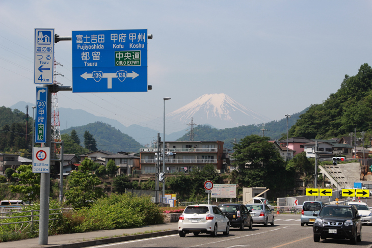 甲州街道をからこの日初めての富士山を拝む