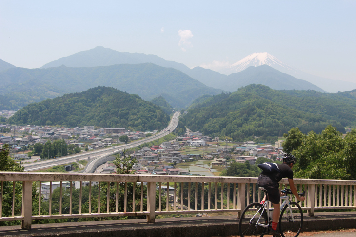 中央自動車道が富士山へ向かって伸びている