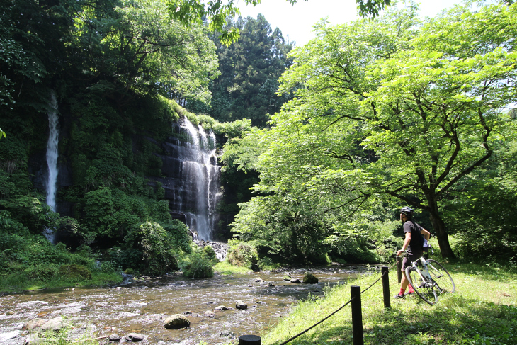 地層から湧き出た水が集まり、滝となって谷底へ落ちる太郎次郎滝