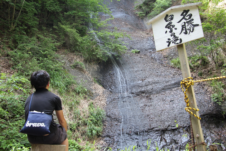 水量が少なく、さみしげな白糸の滝