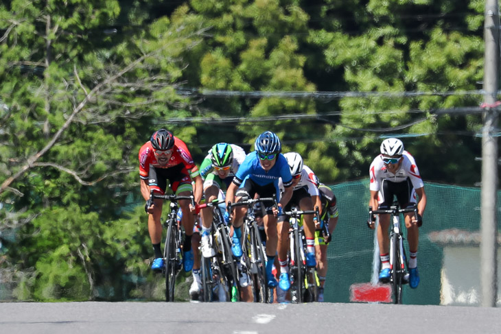 フィニッシュへは阿部嵩之（宇都宮ブリッツェン）が先頭で現れる