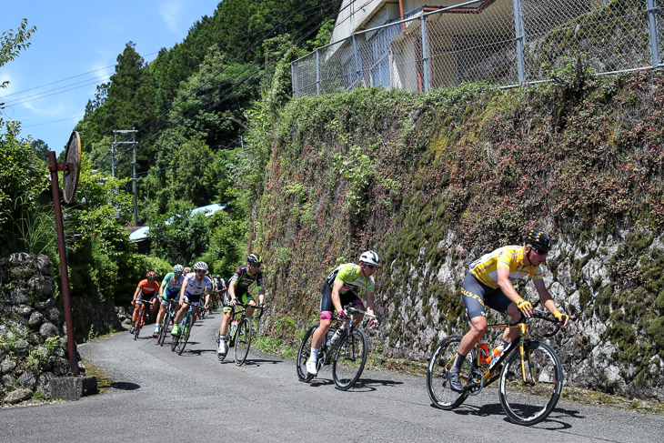 小口集落を抜けるリーダージャージ