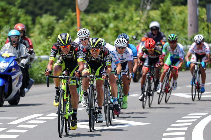 33km地点、メイン集団を引くチーム右京勢