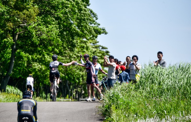 完走をした選手みなが観客とのハイファイブを繰り返した