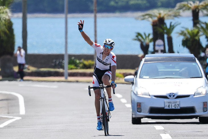 95kmを逃げ続けたダミアン・モニエ（ブリヂストンアンカー）が優勝