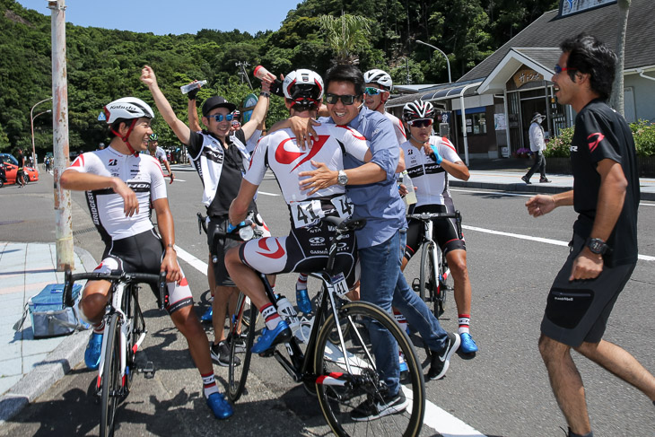 独走優勝のダミアン・モニエ(ブリヂストンアンカー)を祝福するチームメイト