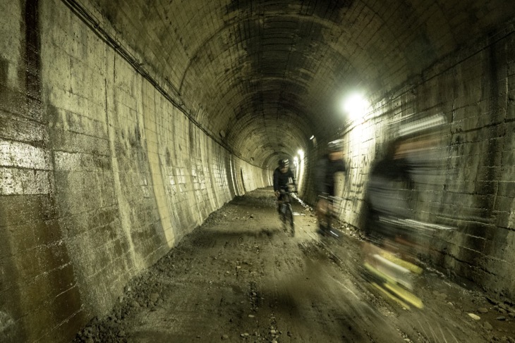 旧国鉄宮原線の廃線跡に残されている隧道を通過。ここはかつてのJシリーズのコースでもある