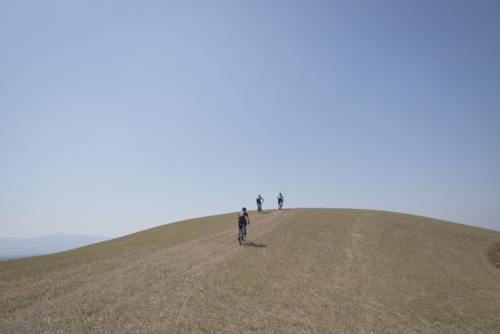 この後頂上でごろ寝。意外と草が固くてすぐに飛び起きることに