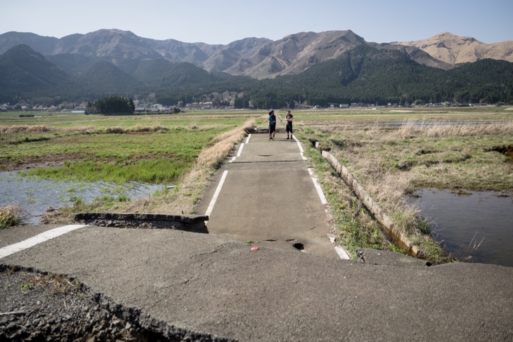 2mも隆起した断層。景色の縦横全てが微妙に歪んでいた