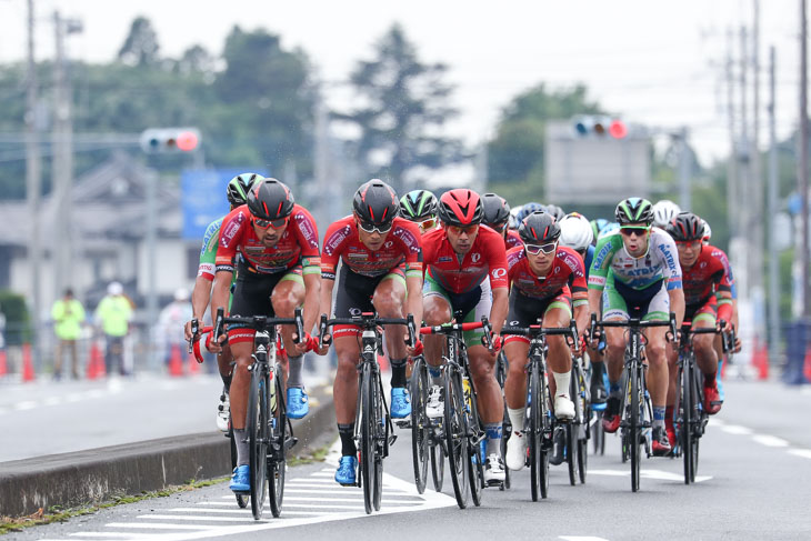 レースは次第にマトリックスパワータグと宇都宮ブリッツェンの戦いに