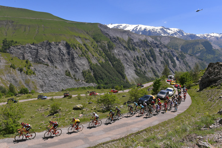 アルプス山脈の山岳コースを走る