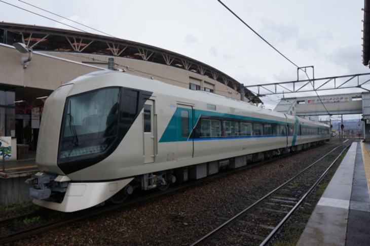 会津田島で「リバティ会津」とはお別れ。洗練されたデザインはリゾート列車