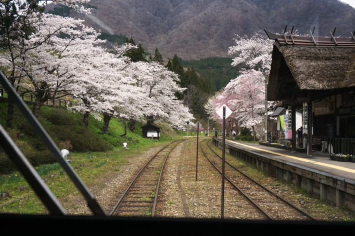 会津鉄道の非電化区間は本当に景色が綺麗、日本にここだけしかない茅葺き屋根の湯野上温泉駅もまた絵になりますね