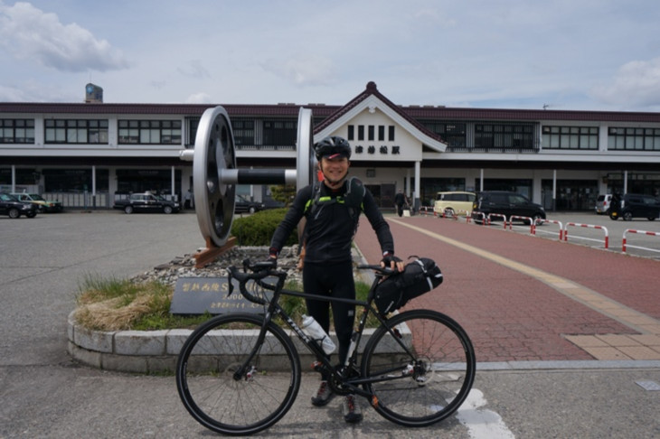 駅前でセルフ撮りをしていたら、同じ列車で顔見知りになった方が近くに来て撮って下さいました！どうもありがとうございます❤