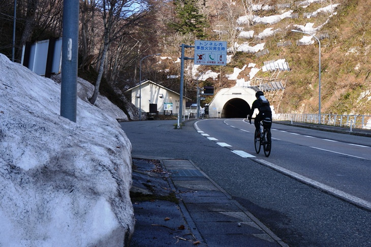 国道121号を上っていった先にある