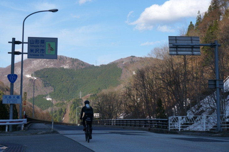 トンネルを抜けるとそこは山形県だったということで、夕暮れの迫る国道をひたすらに下ってゆきます