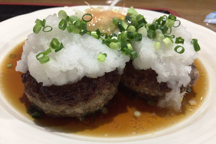 昼のかつ丼のダメージがあまりに大きすぎたため、やむなく軽めのハンバーグに変更する羽目に