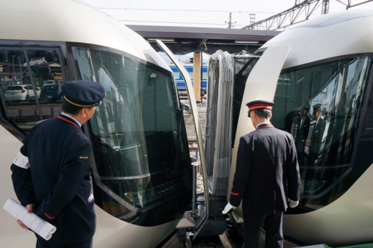 列車分割のセレモニーにはいつも人だかりが…写っていませんが見物客は他にもいます(笑)