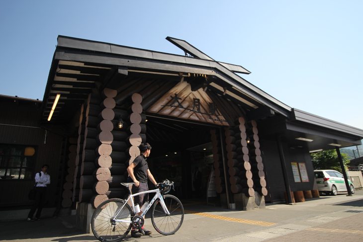 大月駅は木造で趣のある駅舎だった。三脚を立てての自撮りは恥ずかしすぎるので自然な感じを装う