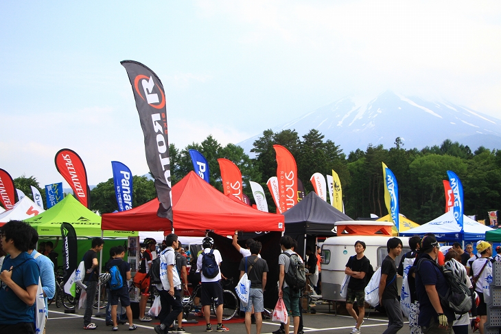 うっすらと富士山が見える中、サイクルエキスポが行われた