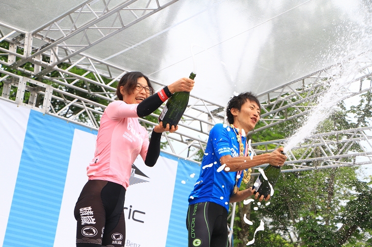 男女の優勝者でシャンパンファイト!