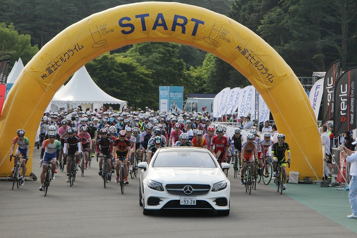 先導車のベンツとともに、選抜クラスがスタート