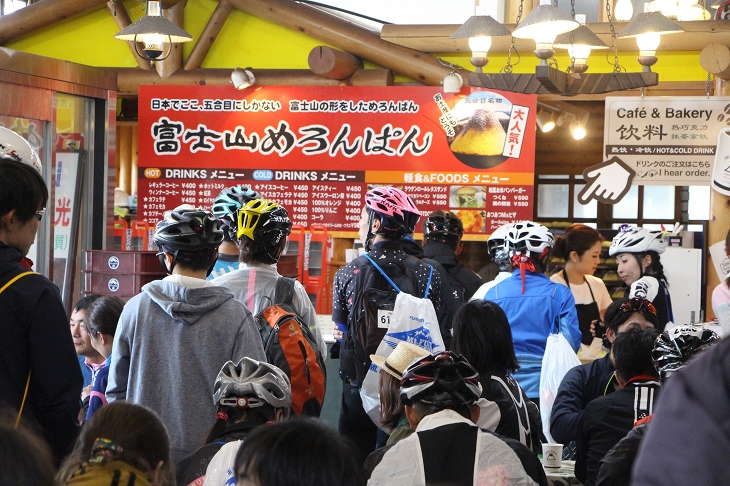 名物の富士山メロンパンを求める行列