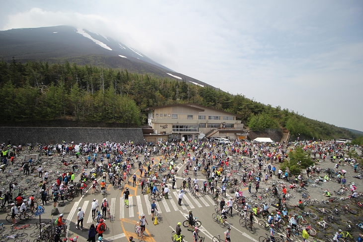 フィニッシュ後の五合目は自転車で埋め尽くされる